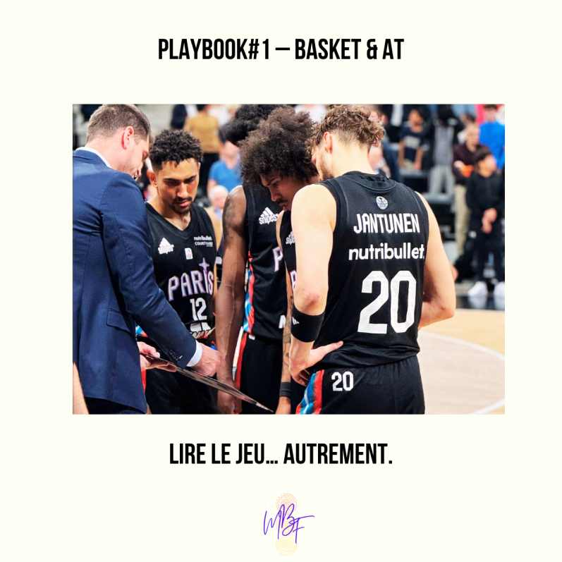 Temps mort pendant la demi-finale Betclic Élite entre Paris Basketball et Bourg-en-Bresse, illustrant une dynamique d’équipe sous pression